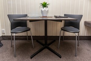 Queen Studio | In-room dining - ASURE Explorer Motel & Apartments (Te Anau)