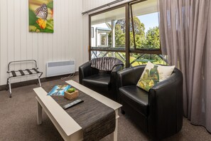 Espacio para trabajar con laptop y cortinas blackout