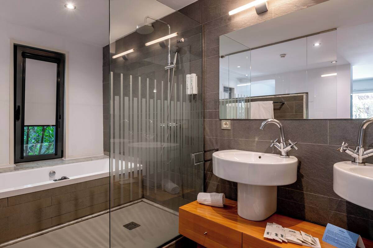 bathtub, free toiletries, hair dryer, towels