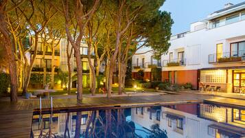 Fachada de la propiedad por la tarde o noche