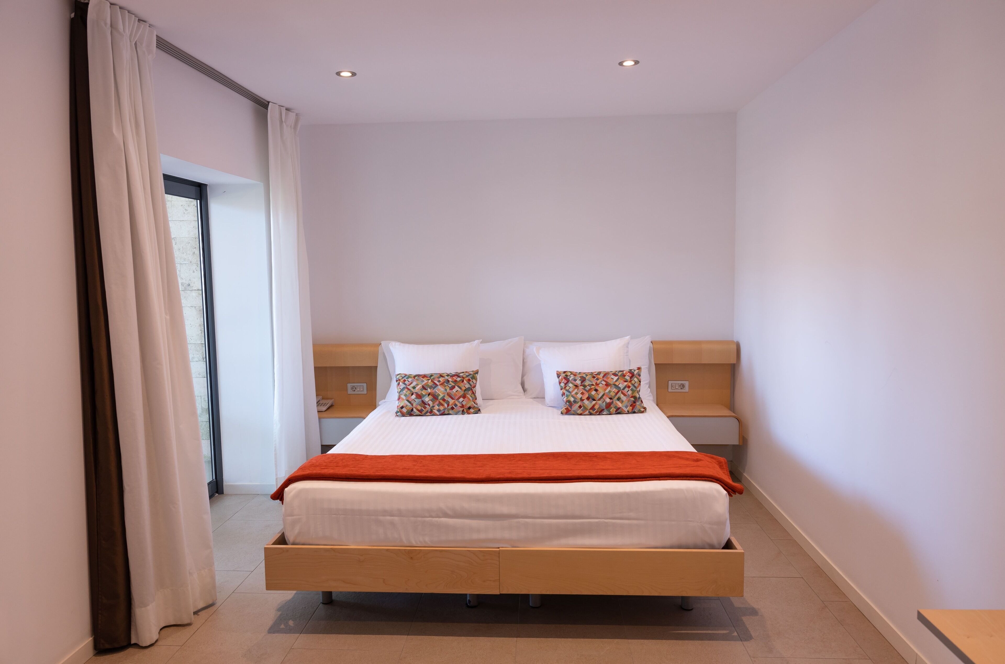 Minibar, caja de seguridad en la habitación y escritorio 