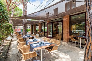 Se sirven almuerzos y cenas (con vistas a la piscina) 