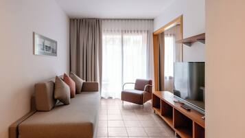 Minibar, coffres-forts dans les chambres, bureau