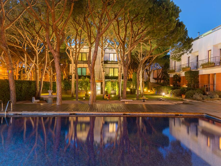 Outdoor pool, open 10:00 AM to 7:00 PM, pool umbrellas, sun loungers