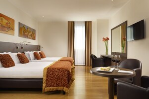 Quarto família | Roupas de cama premium, edredons de pluma, frigobar, cofres nos quartos