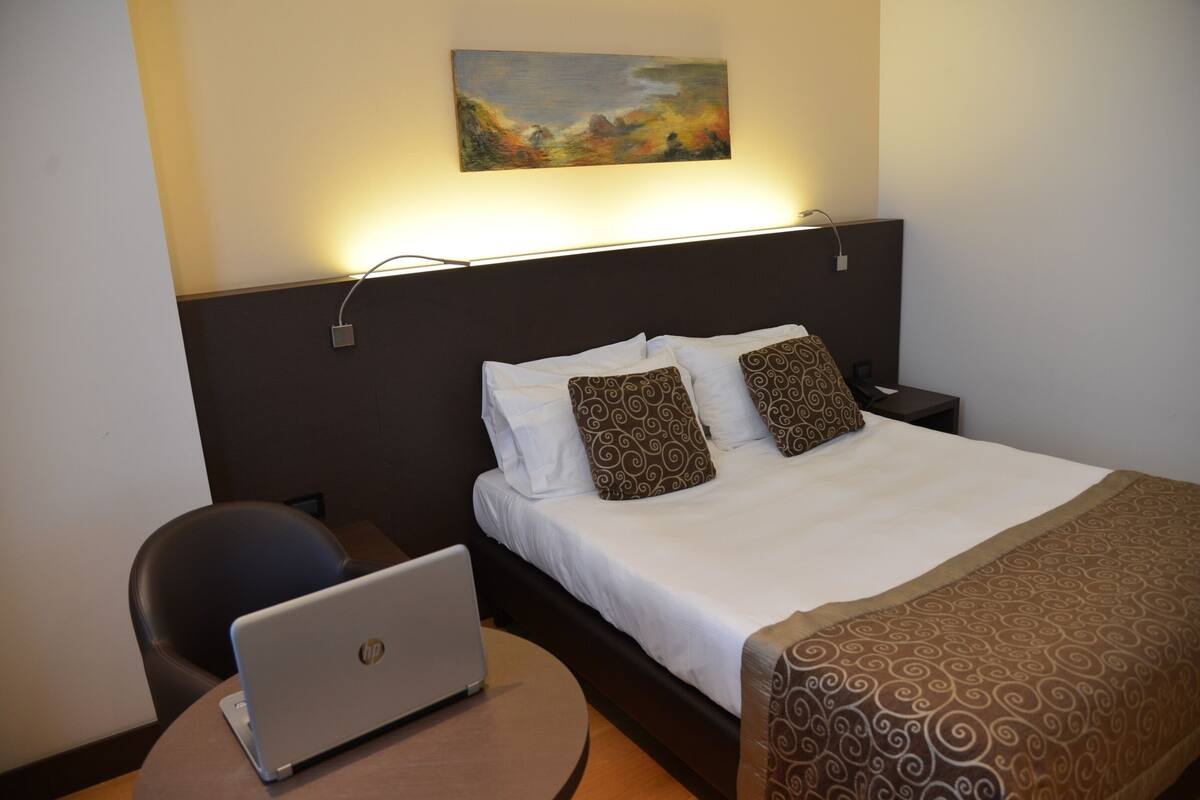 Premium bedding, down duvets, minibar, in-room safe