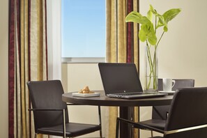 Business Suite | Living area | Flat-screen TV, pay movies