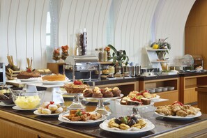 Desayuno buffet (EUR 12 por persona) 