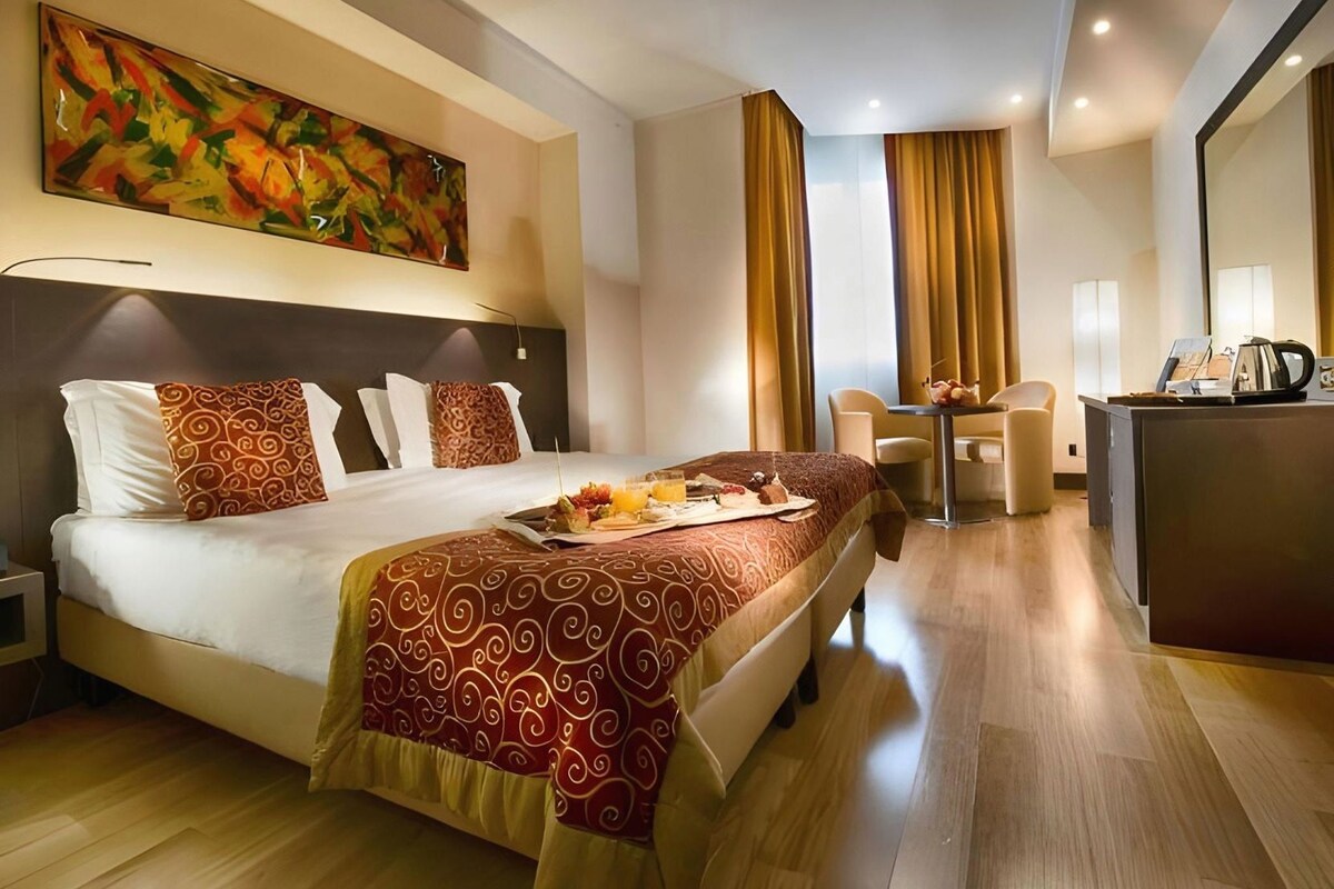 Kaliteli yatak takımı, kuştüyü yorgan, minibar, odada kasa 
