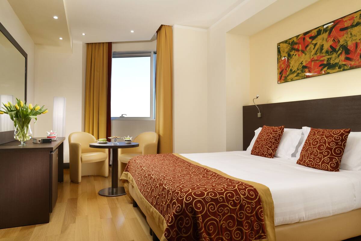 Premium bedding, down duvets, minibar, in-room safe