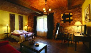 Down duvets, minibar, in-room safe, WiFi - Hotel Mas Vilalonga Petit (Cassa de la Selva)