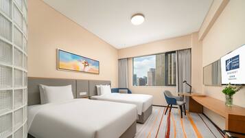 Badkar/dusch, regndusch, gratis toalettartiklar och hårtork