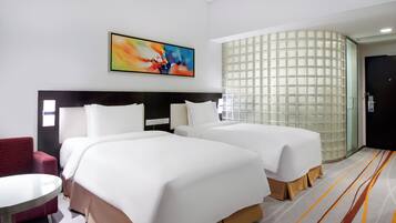 1 sovrum, duntäcken, värdeförvaringsskåp på rummet och skrivbord