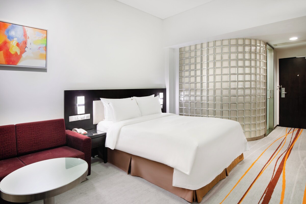 ألحفة محشوة بالريش وخزنة داخل الغرفة ومكتب ومساحة عمل للكمبيوتر المحمول