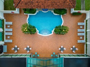 Outdoor pool, pool umbrellas, sun loungers - Holiday Inn Panama Canal by IHG (Panama City)