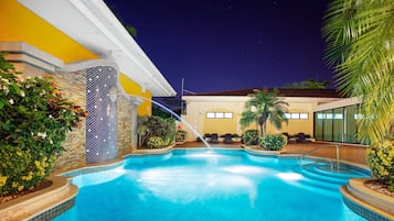 Piscine extérieure, parasols de plage, chaises longues