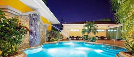 Piscine extérieure, parasols de plage, chaises longues