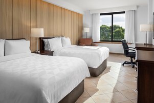 Habitación Premium, 2 camas dobles, vistas a la piscina | Ropa de cama de alta calidad, caja fuerte, escritorio y cortinas opacas