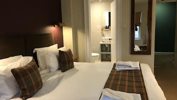 Quarto casal superior, 1 cama King | Ferros/tábuas de passar roupa, Wi-Fi de cortesia, roupa de cama