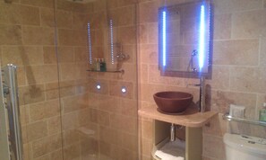 Articles de toilette gratuits, sèche-cheveux, serviettes fournies, savon