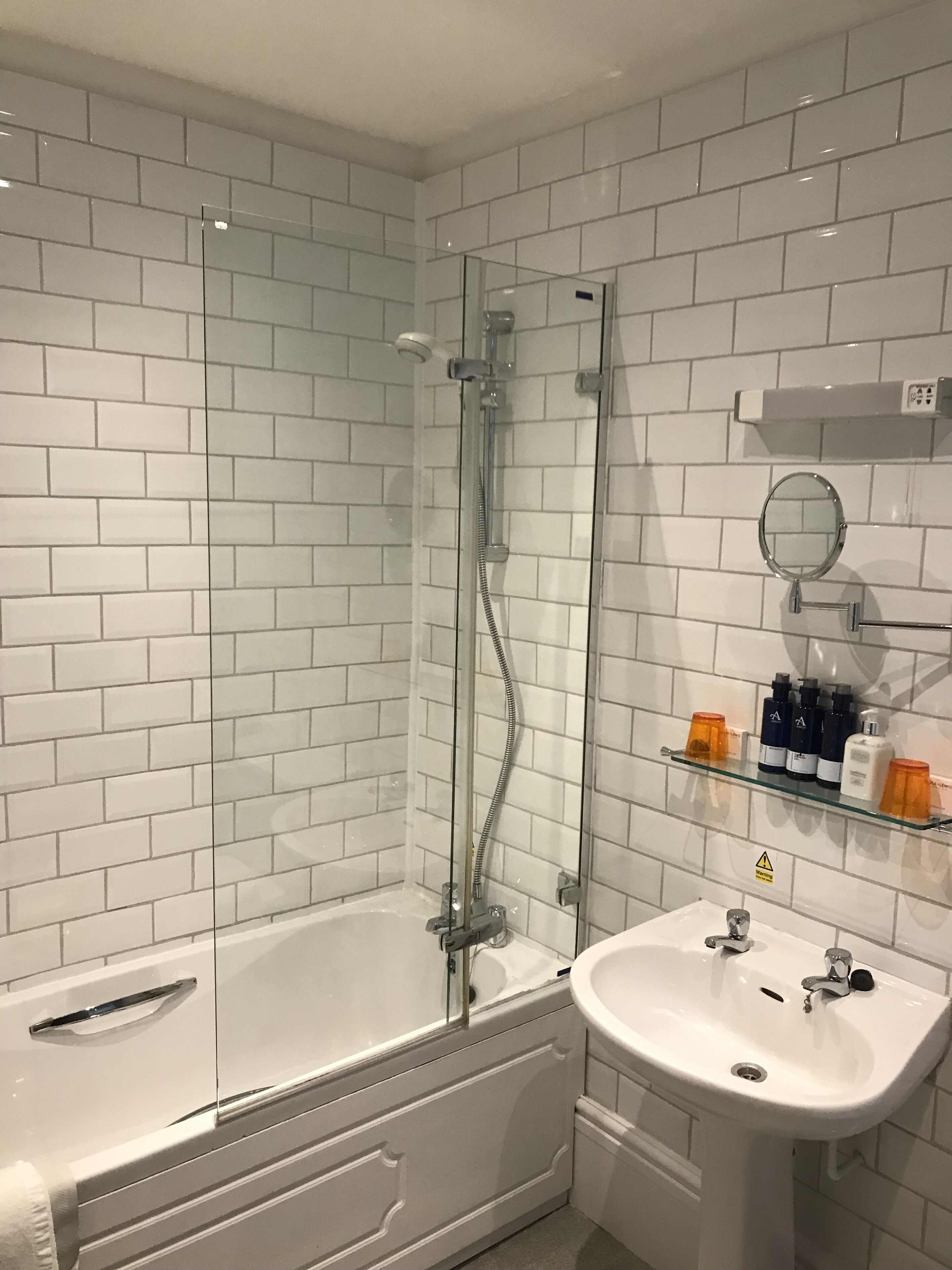 standard double room | bathroom | free toiletries, hair dryer, towels, soap