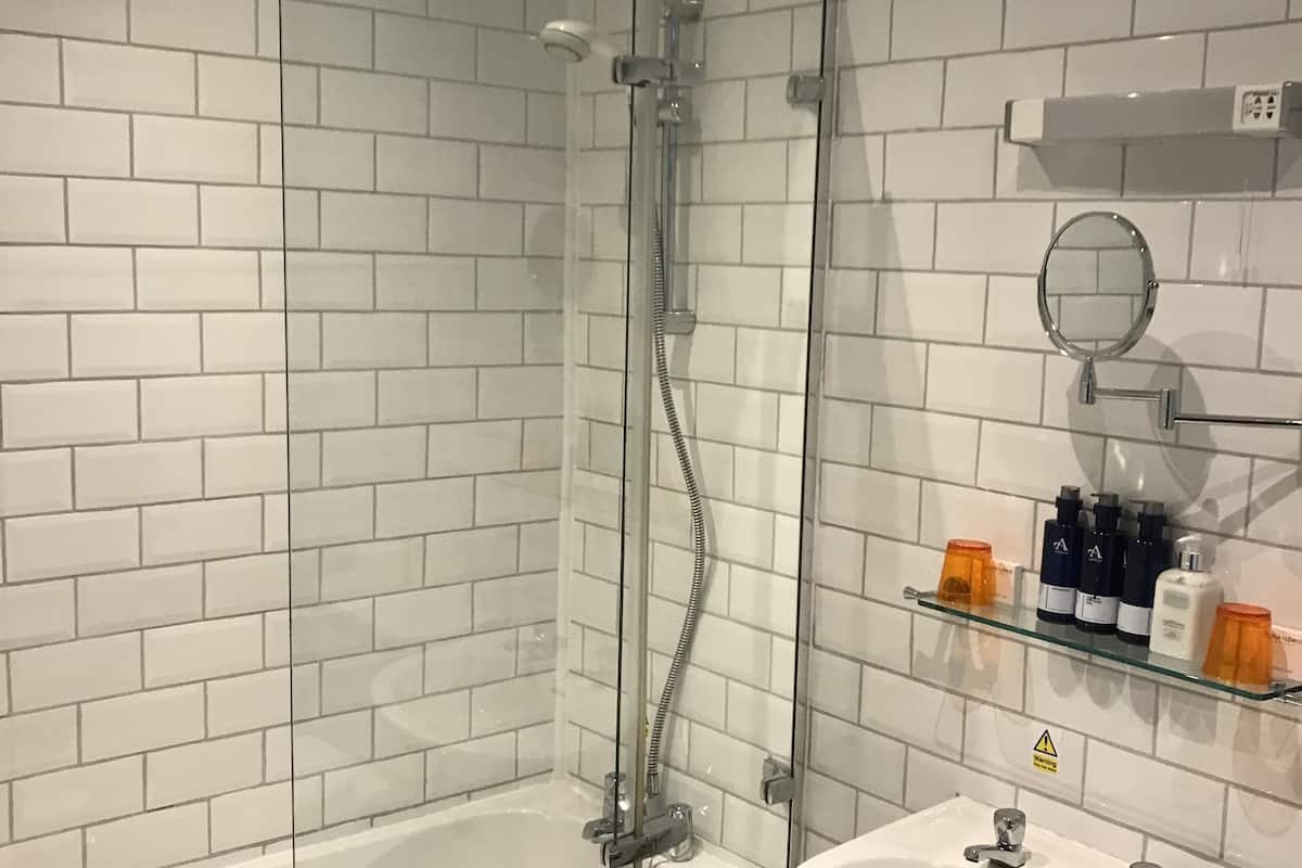 standard double room | bathroom | free toiletries, hair dryer, towels, soap