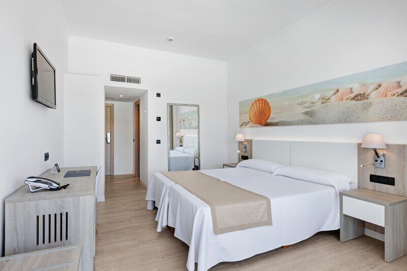 Habitación estándar, balcón, vistas al mar | Caja fuerte, wifi gratis, ropa de cama