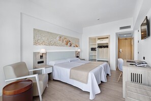 Habitación estándar, balcón, vista parcial al mar | Caja de seguridad en la habitación, wifi gratis y ropa de cama 