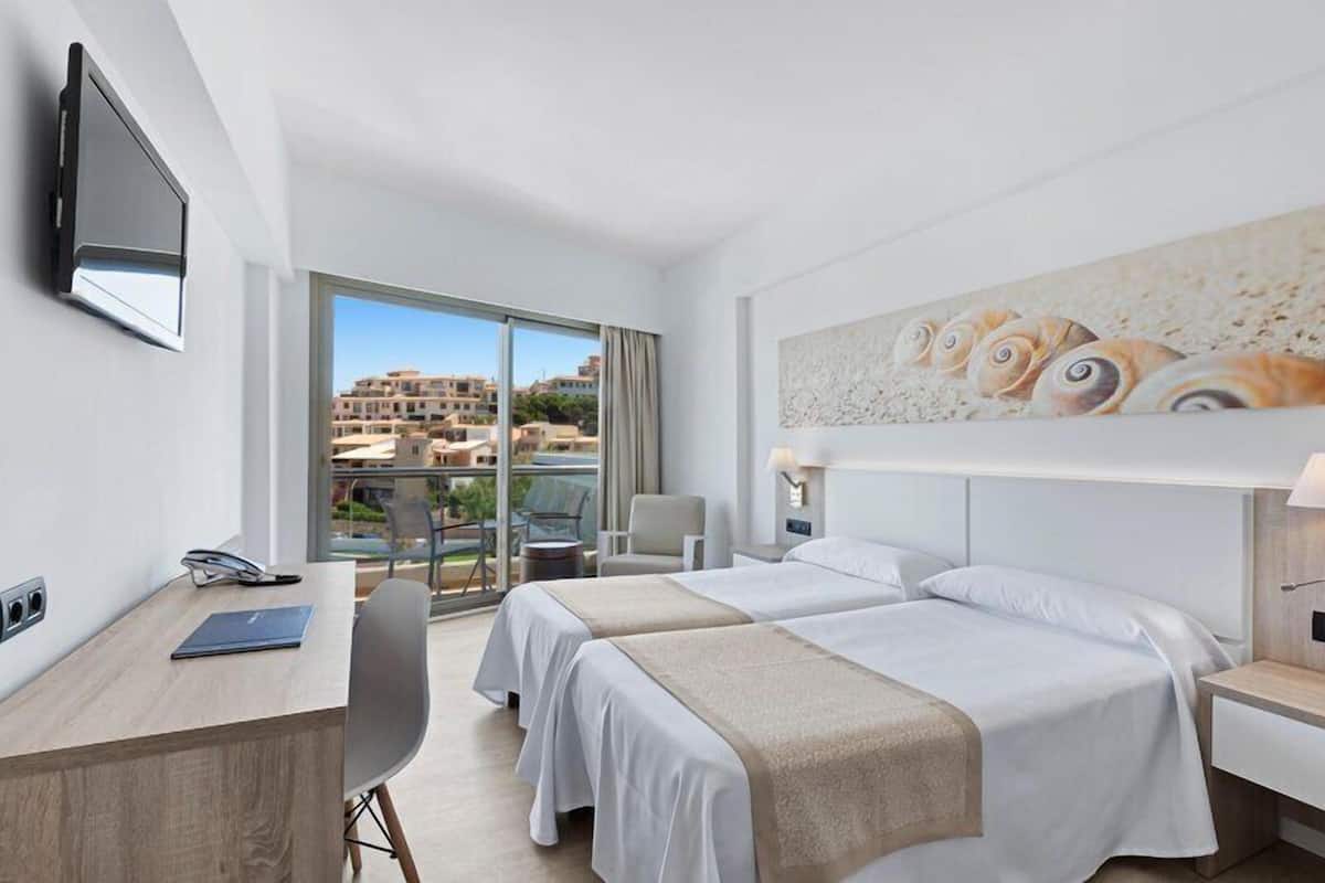Habitación estándar, balcón, vista parcial al mar | Caja de seguridad en la habitación, wifi gratis y ropa de cama
