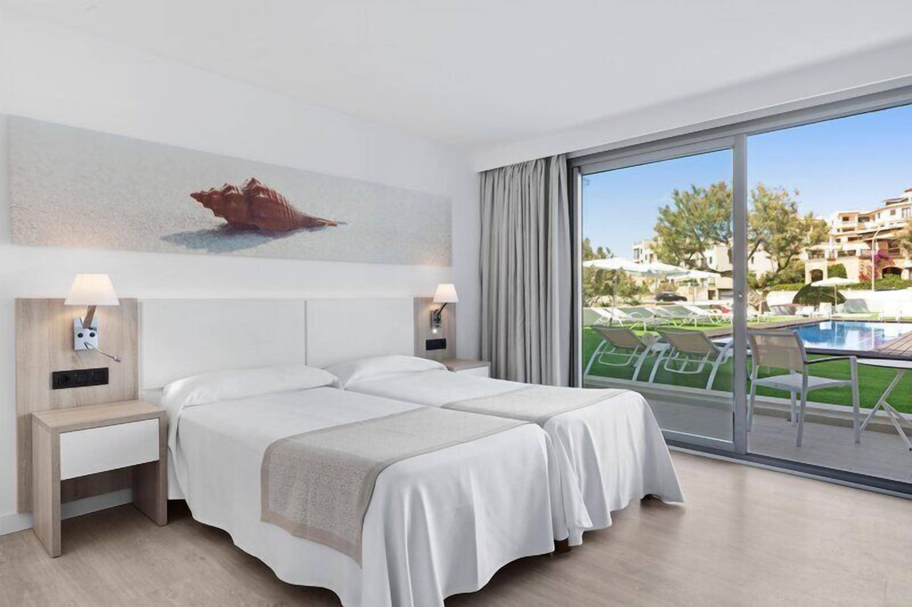 Chambre Prestige, accès à la piscine | Coffre-fort, accès au Wi-Fi (inclus), literie fournie