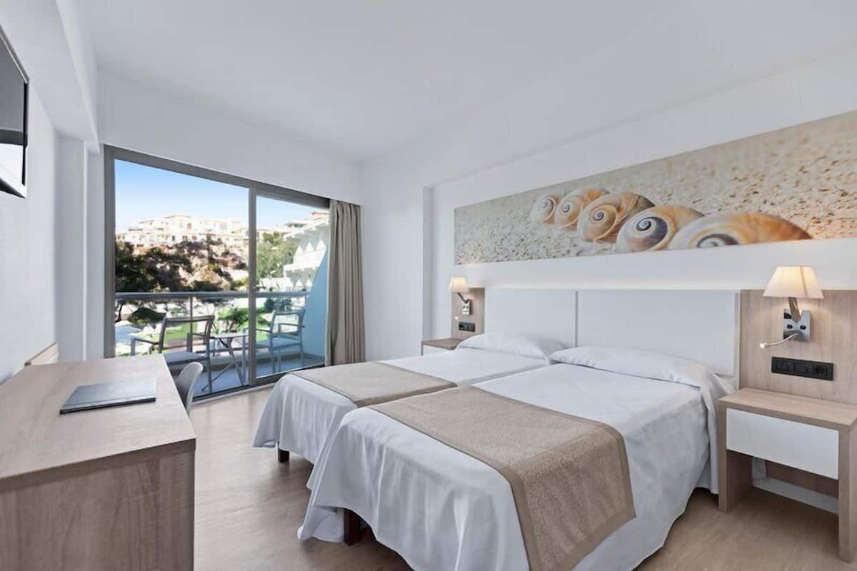 Habitación doble estándar, balcón | Caja de seguridad en la habitación, wifi gratis y ropa de cama
