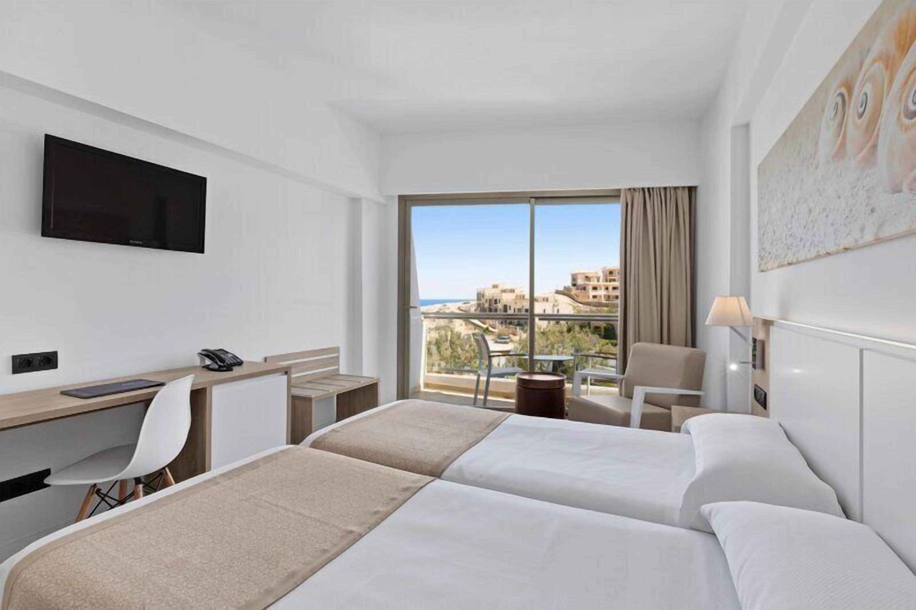 Habitaci ón estándar, balcón, vista parcial al mar | Caja de seguridad en la habitación, wifi gratis y ropa de cama 