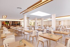 Melayani sarapan dan makan malam 