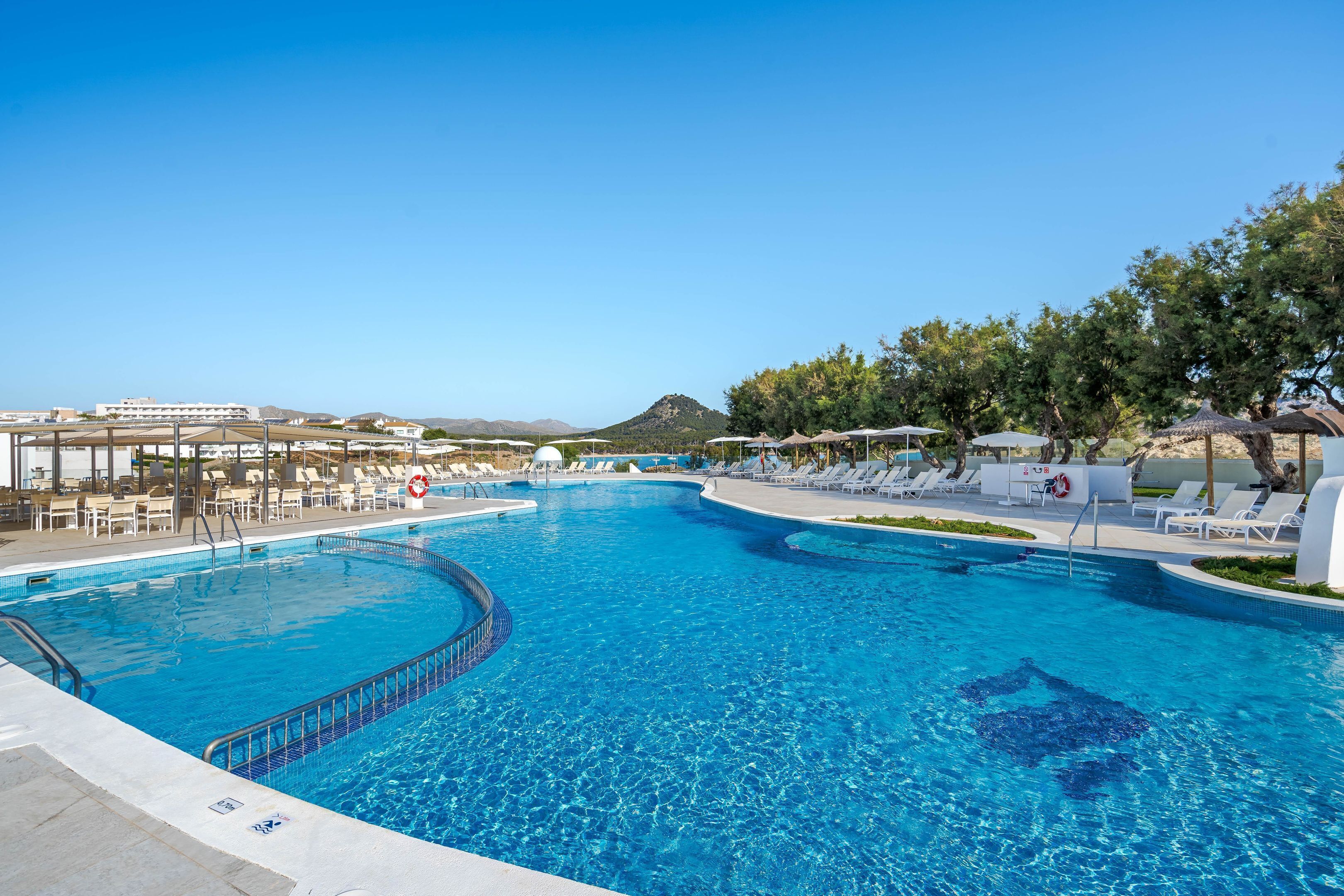 2 outdoor pools, pool umbrellas, sun loungers