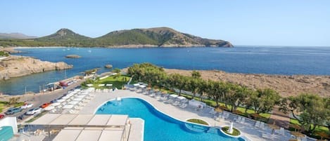 2 outdoor pools, pool umbrellas, pool loungers
