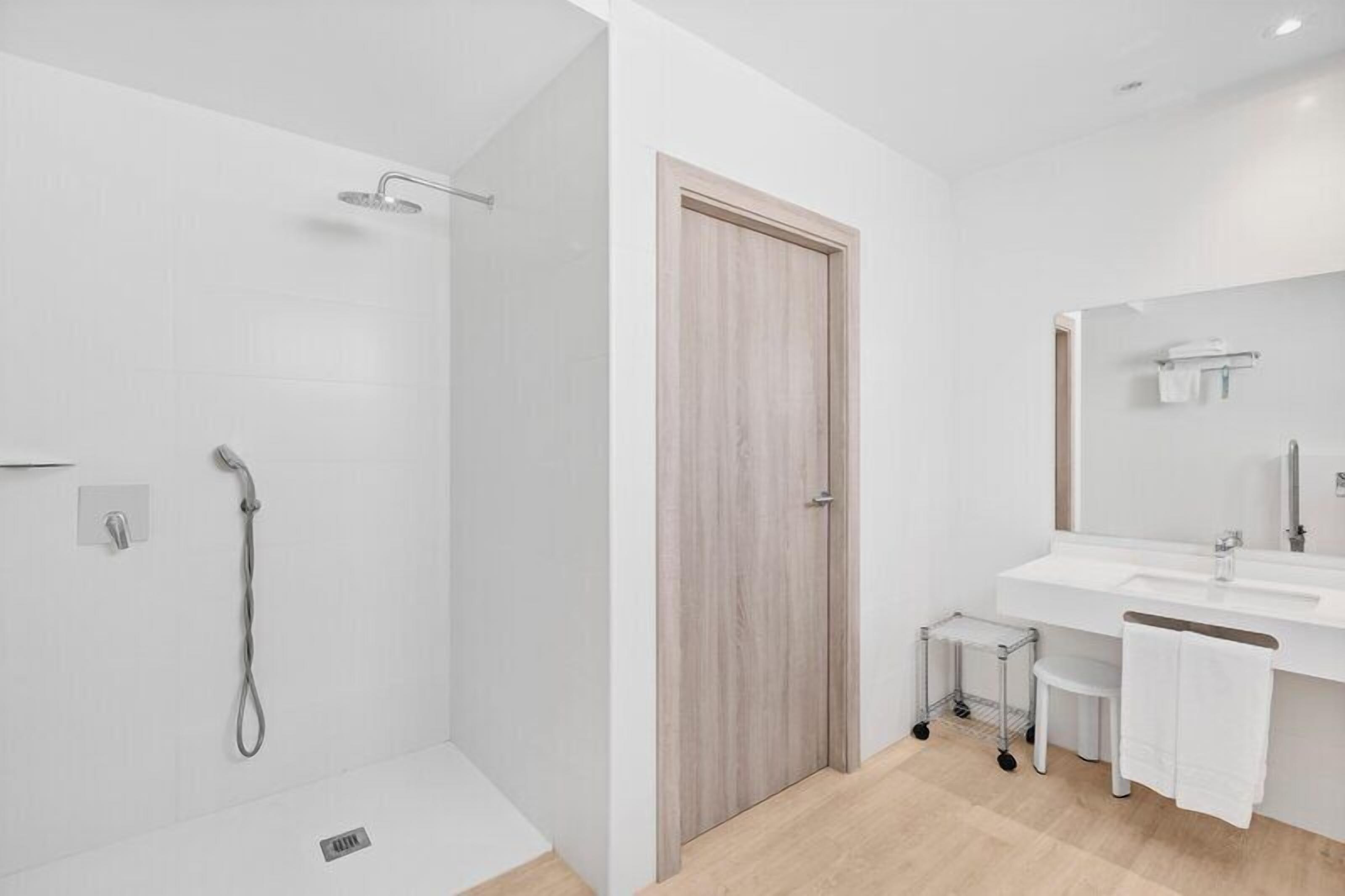 Gratis toiletartikelen, een haardroger, handdoeken