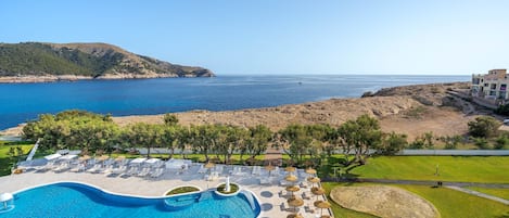 2 udendørs pools, parasoller, liggestole