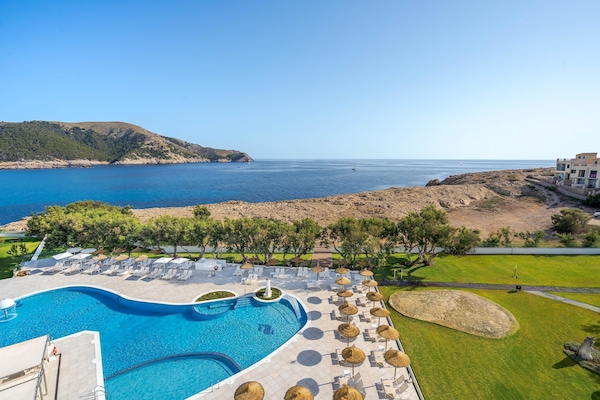 2 piscinas externas, guarda-sóis, espreguiçadeiras