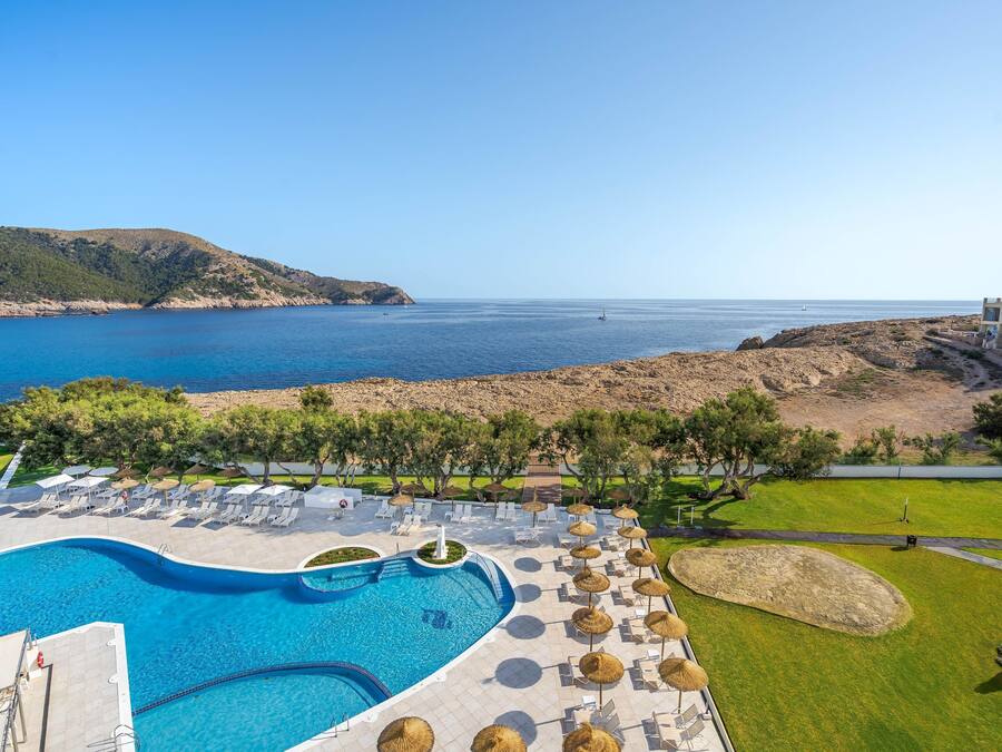 2 piscines extérieures, parasols de plage, chaises longues