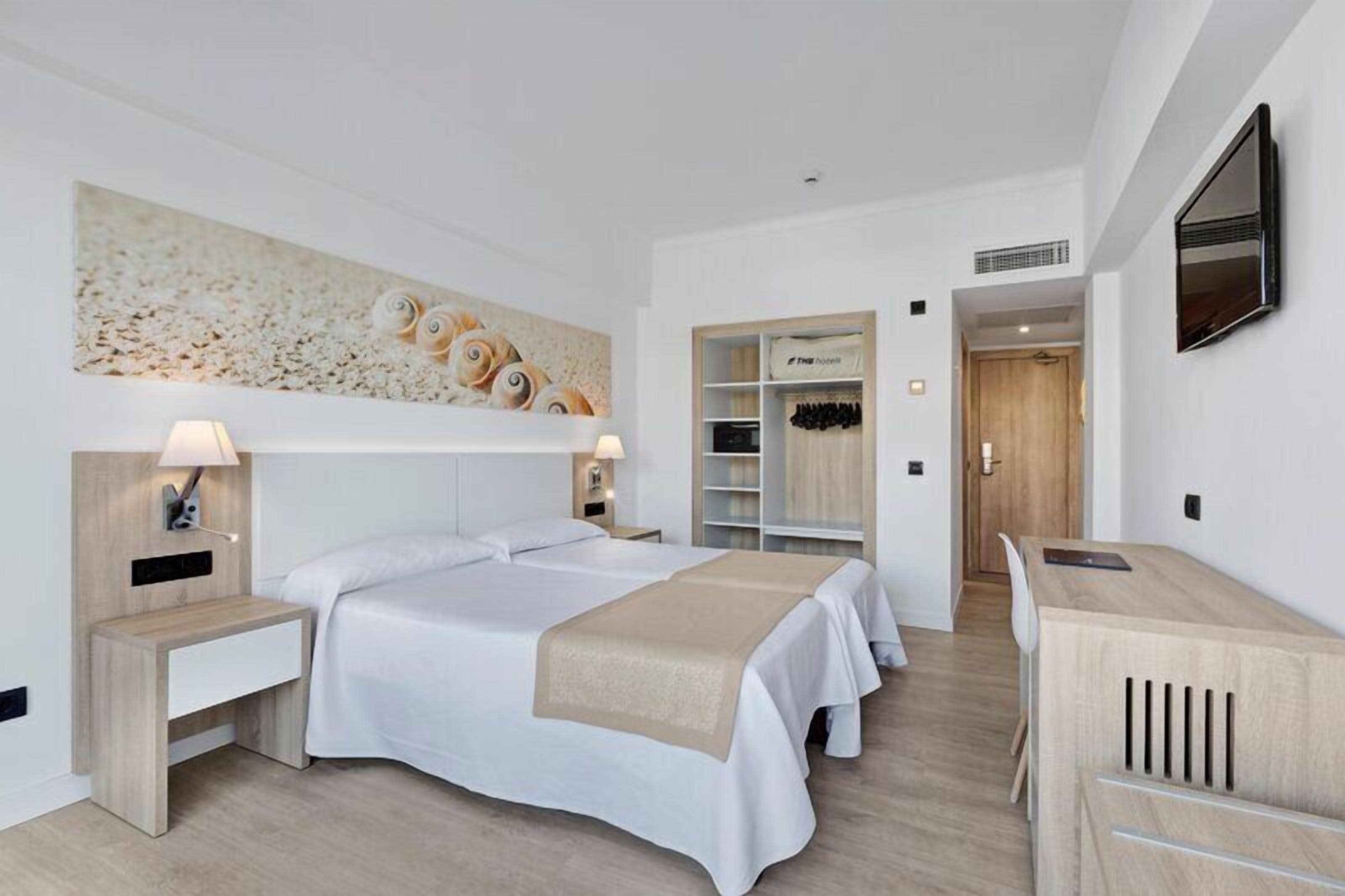 Standard Double Room, Balcony | In-room safe, WiFi (free), bed sheets