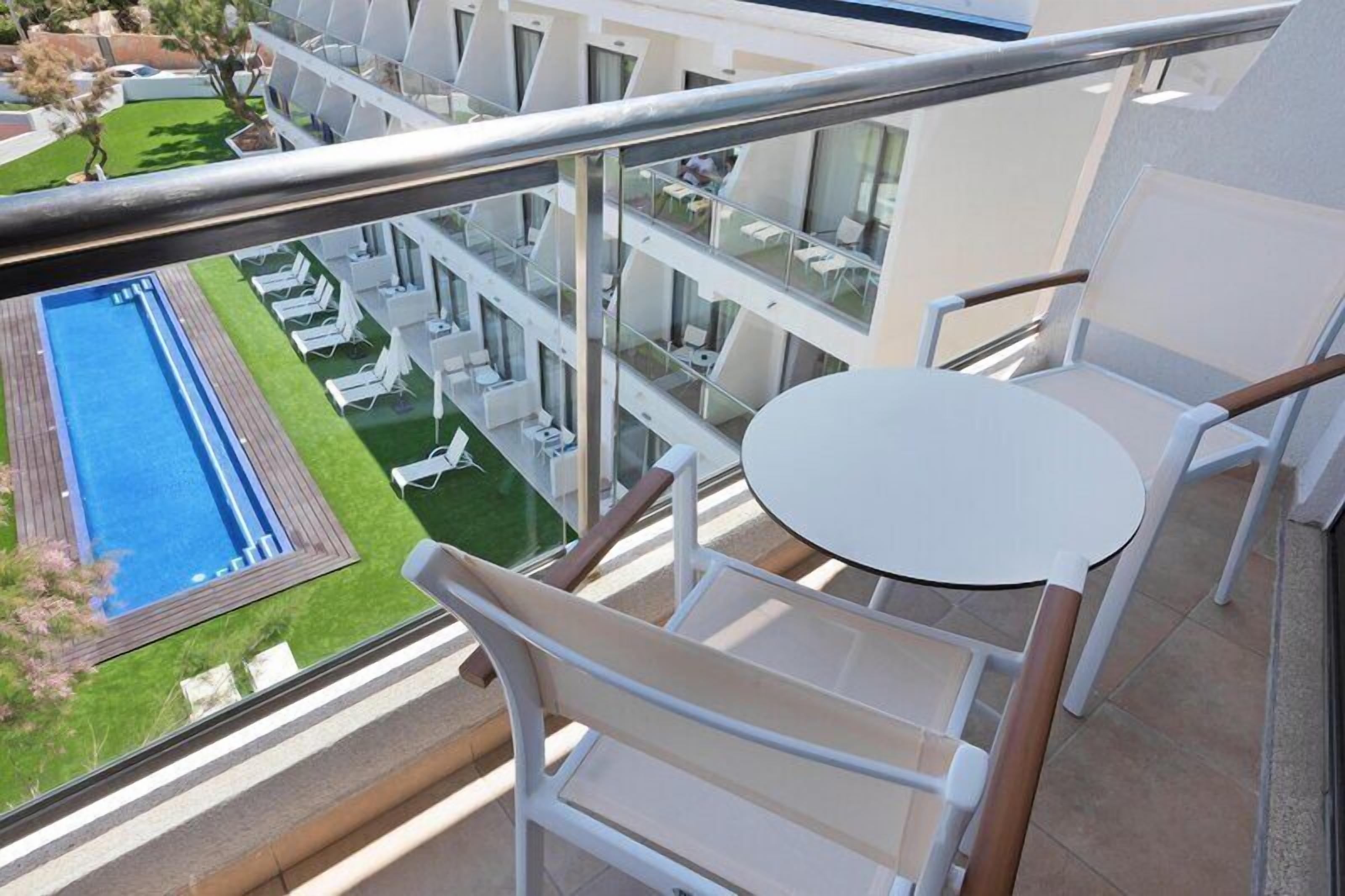 Standardzimmer, Balkon, eingeschränkter Meerblick | Unterkunftsgelände
