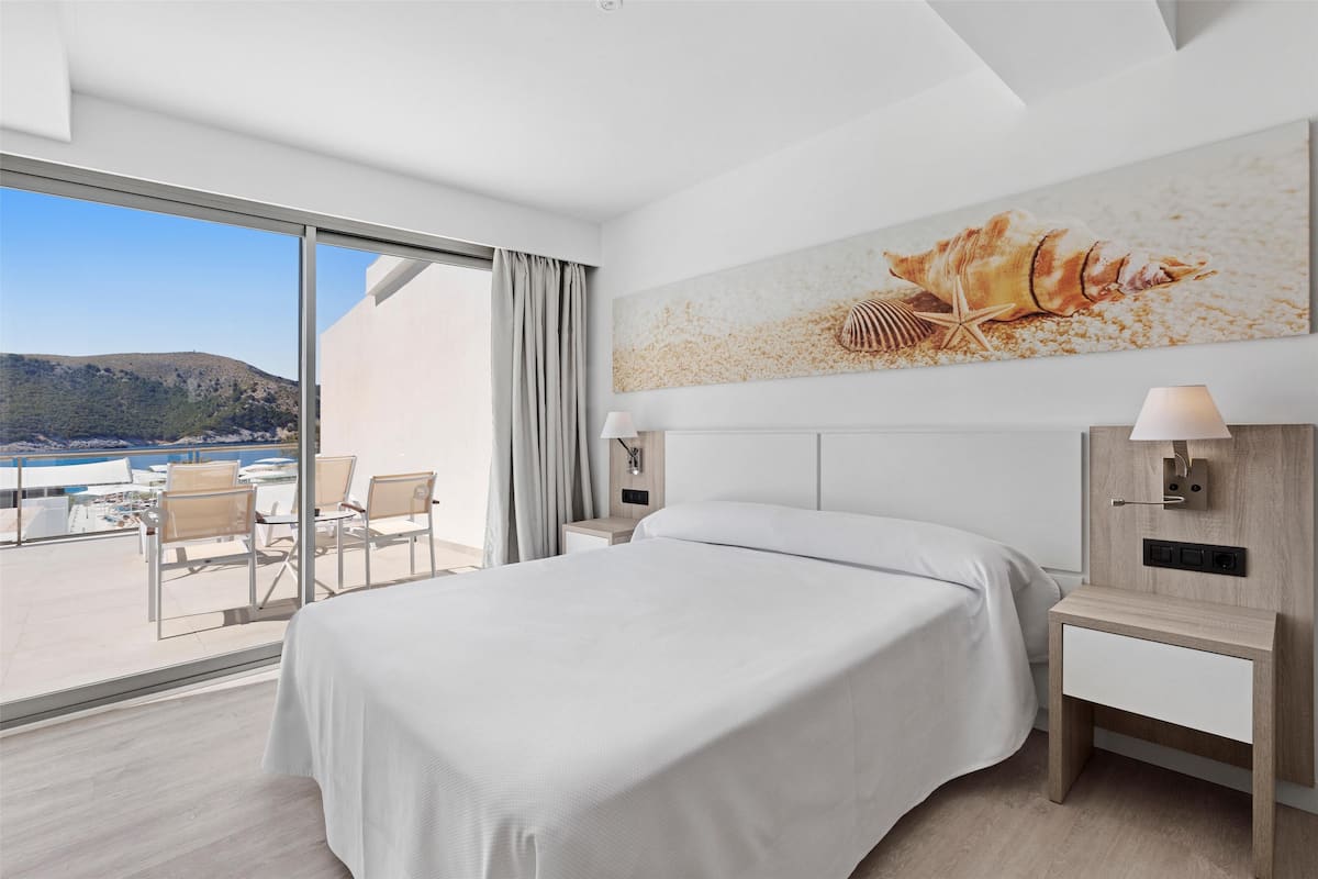 In-room safe, free cots/infant beds, free WiFi, bed sheets