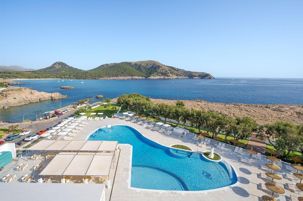 2 outdoor pools, pool umbrellas, pool loungers