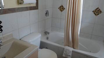 Een bad/douchecombinatie, gratis toiletartikelen, een haardroger