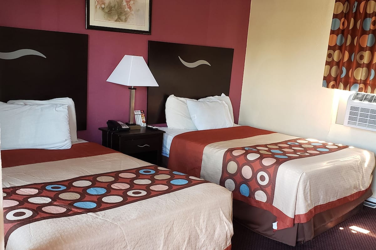Habitación, 2 camas matrimoniales, para no fumadores | Escritorio, tabla de planchar con plancha, camas extra y wifi gratis