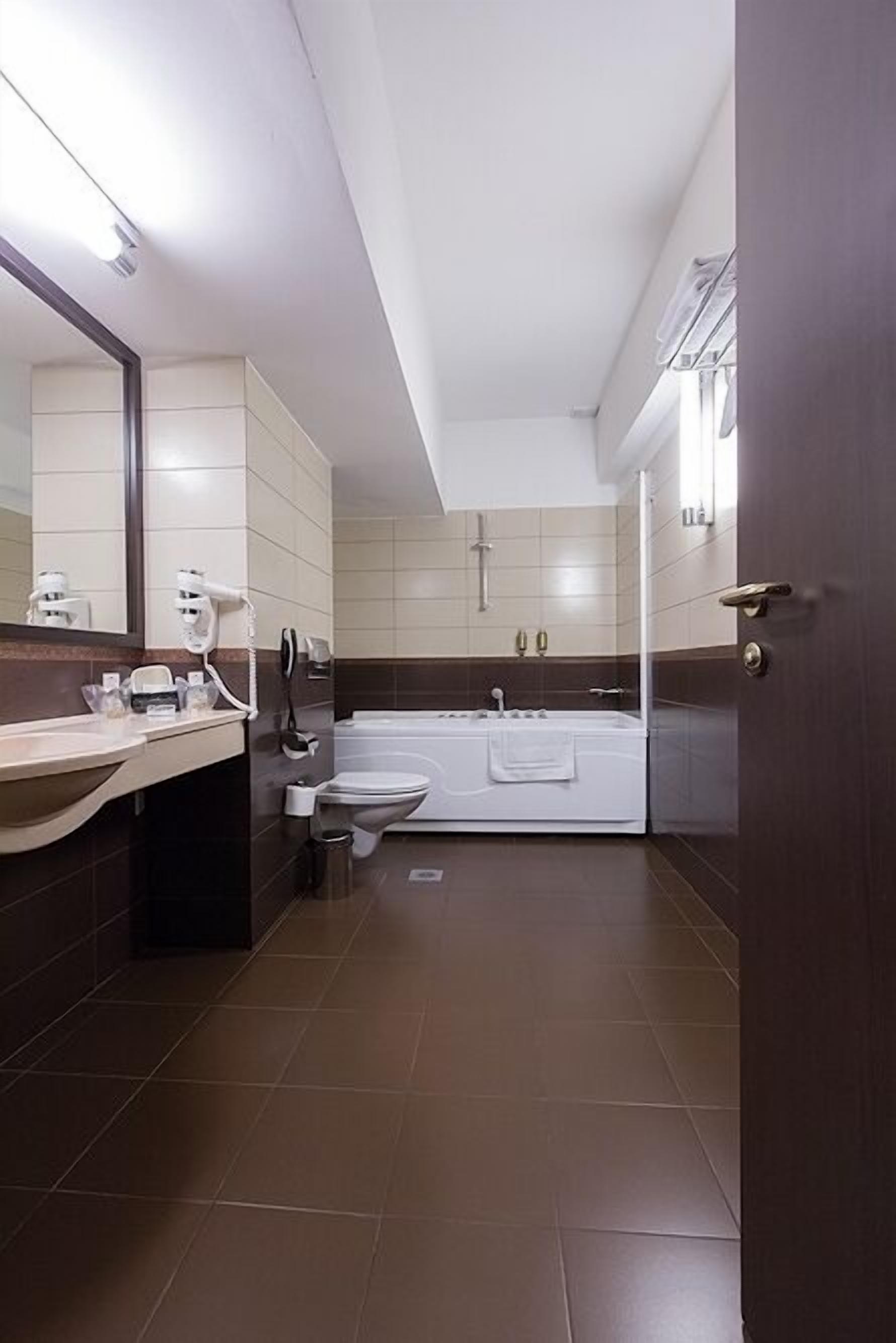 senior suite, 1 king bed | in-room safe, desk, iron/ironing board, free wifi