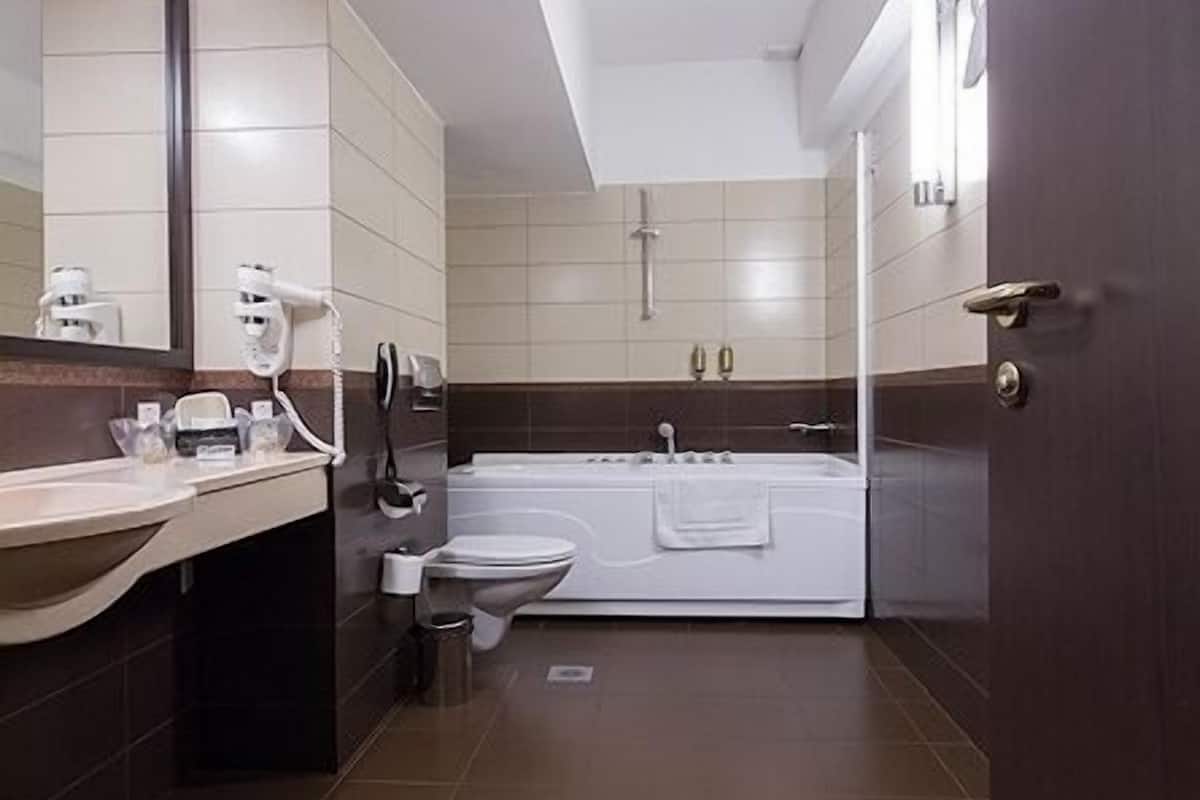 senior suite, 1 king bed | in-room safe, desk, iron/ironing board, free wifi