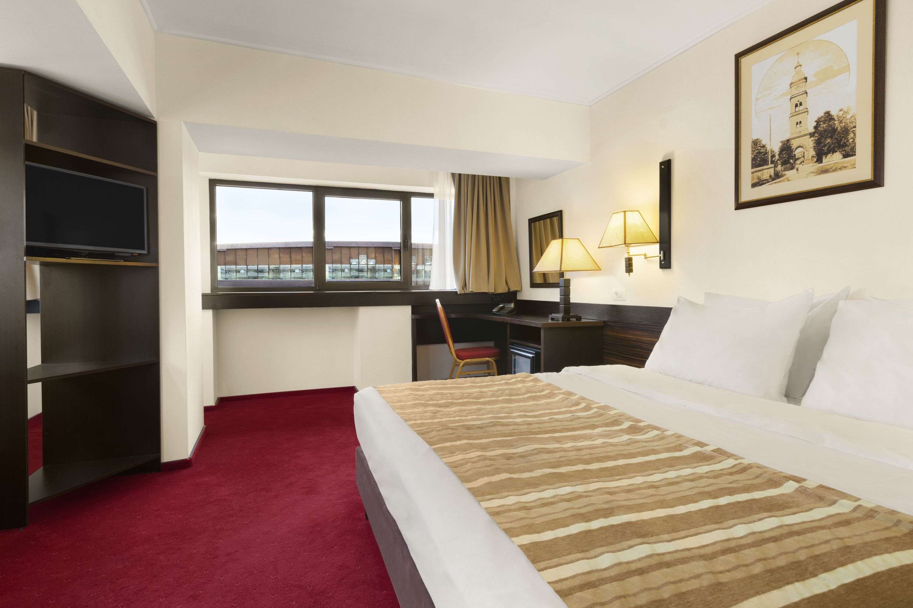 senior suite, 1 king bed | in-room safe, desk, iron/ironing board, free wifi
