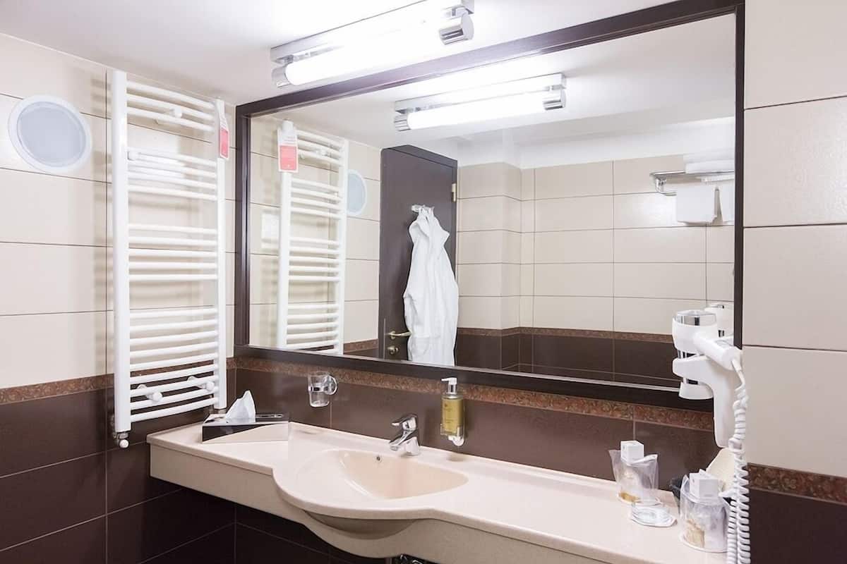 junior suite, 1 queen bed | bathroom sink