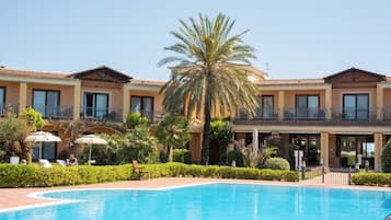 Außenpool (je nach Saison geöffnet), Sonnenschirme, Liegestühle